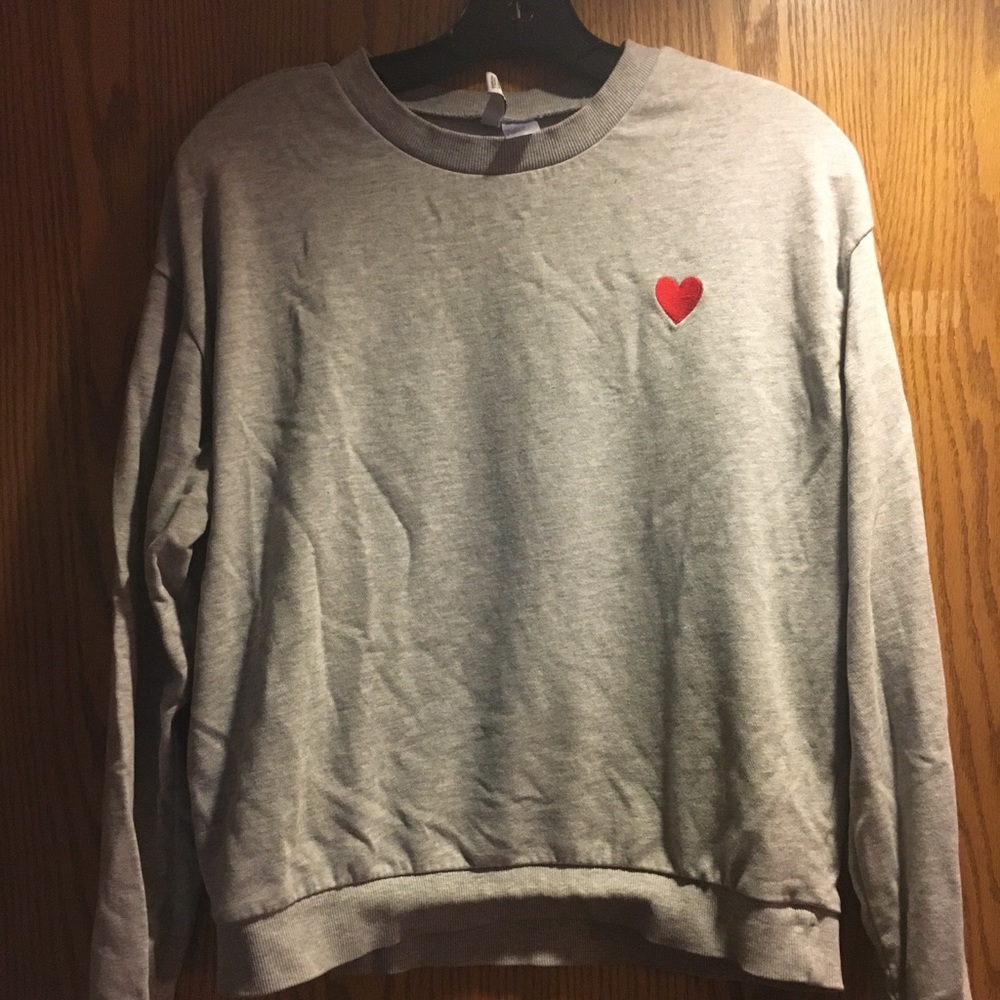 Women’s gray long sleeved t shirt